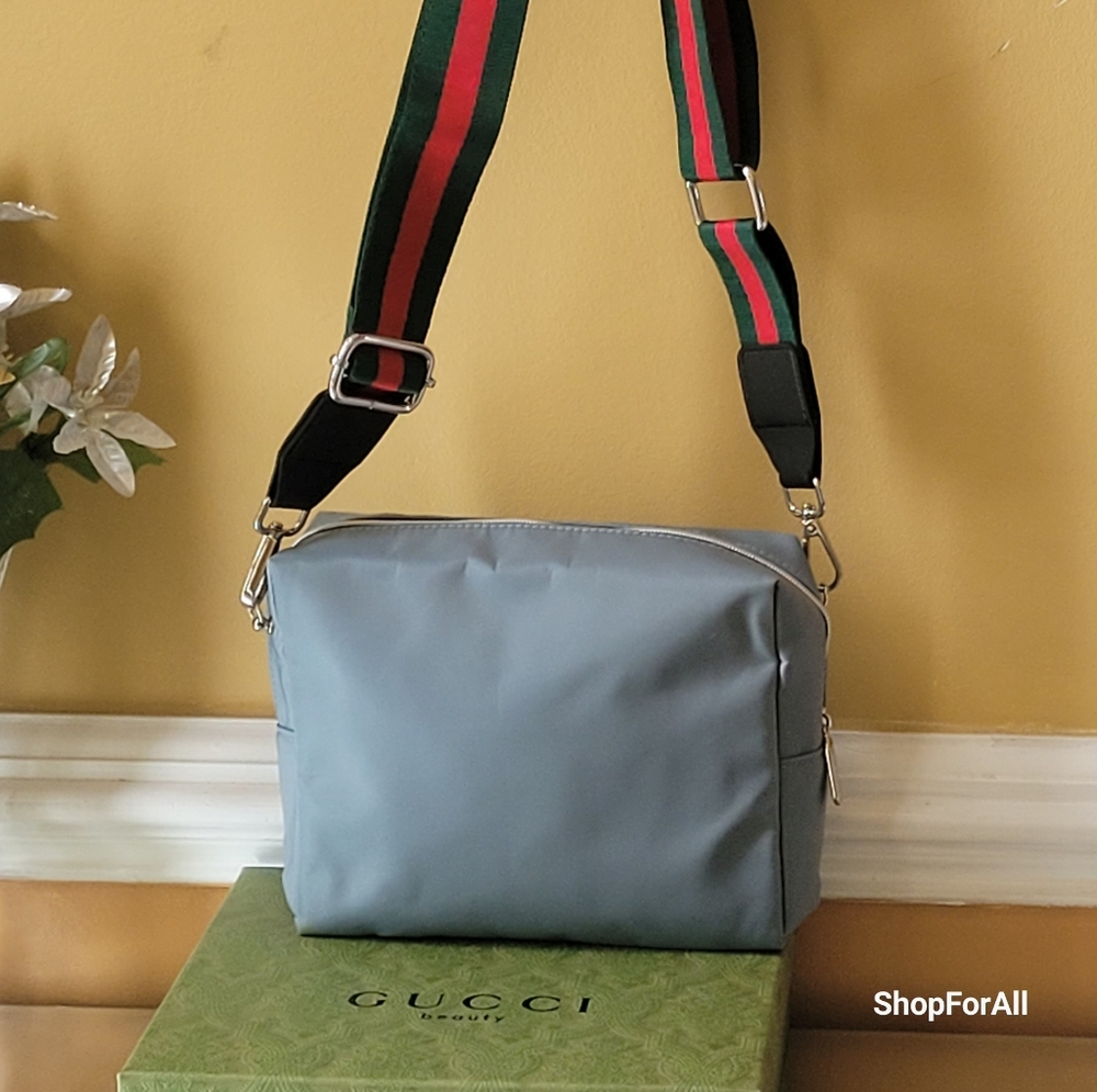 Gucci Green Toiletry Bag with Structured Shape and Gold Hardware - Picture 15 of 16